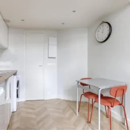 Appartement Mezzanine Au Coeur De Batignolles